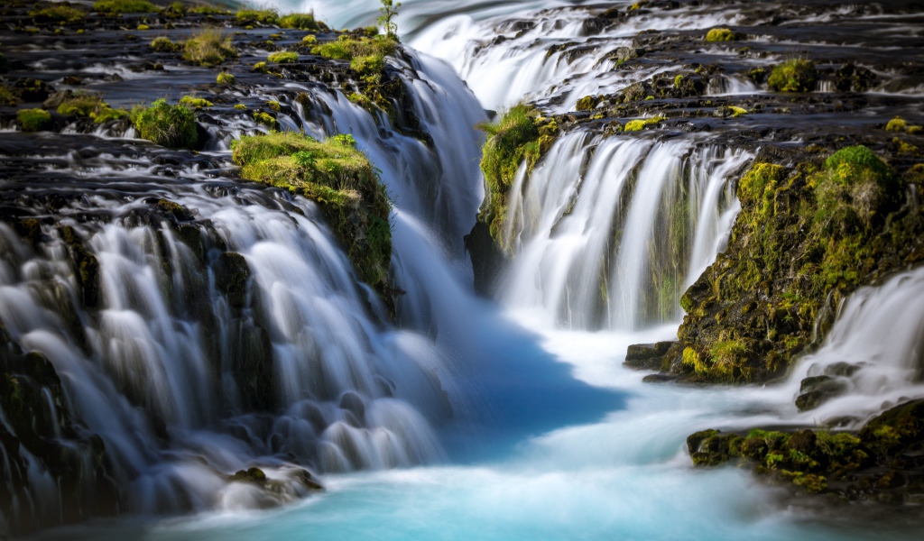 Быстрый водопад стекает по горам, Исландия