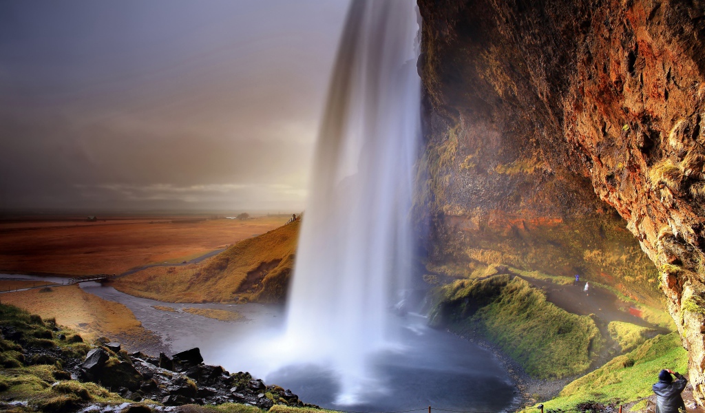 Живописный водопад Сельяландсфосс стекает со скалы, Исландия