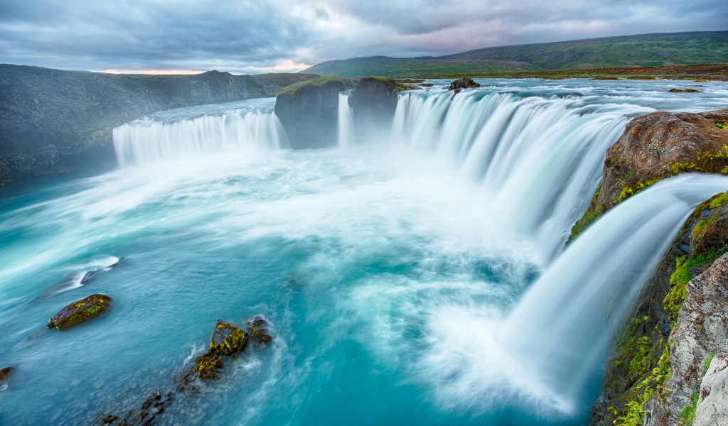Быстрый водопад стекает со скалы 