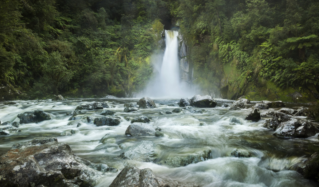 Водопад стекает по камням