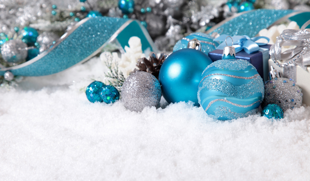 Красивые новогодние шарики на снегу на Новый год и Рождество 2019