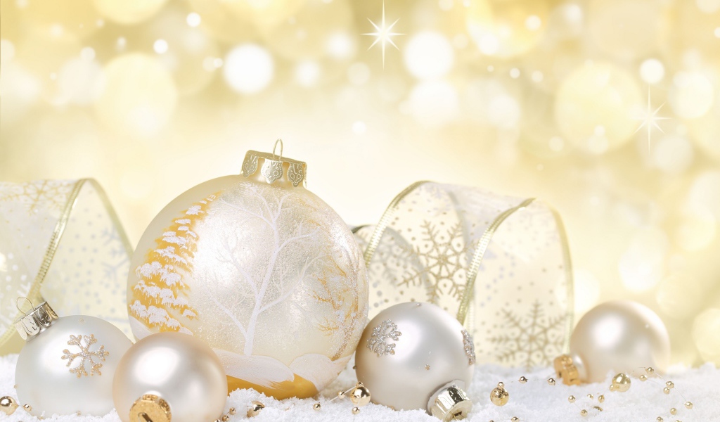 Красивые елочные шары с лентой на Новый год 2019 