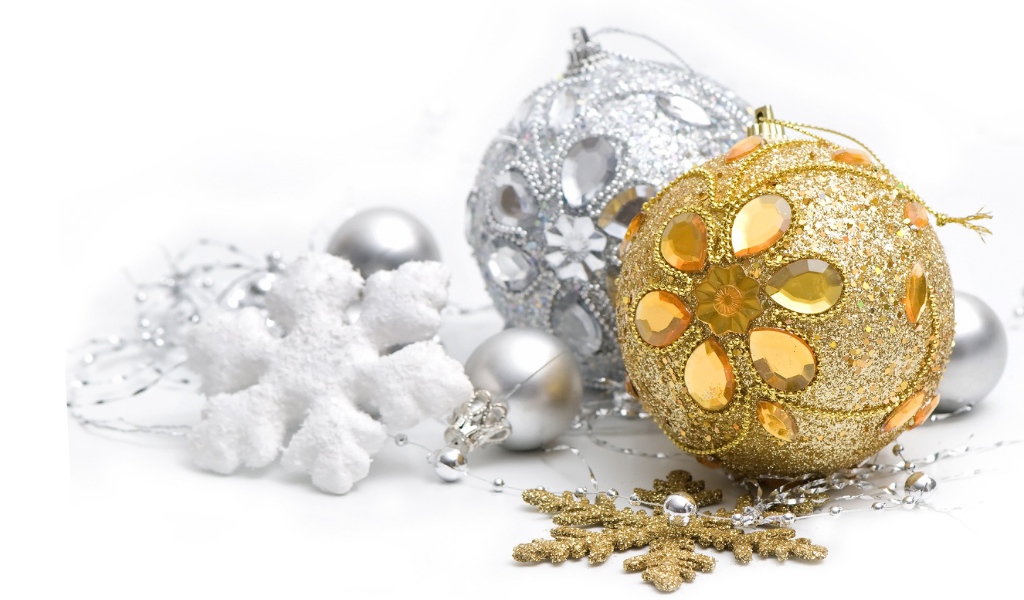 Красивые елочные шары со снежинками на белом фоне