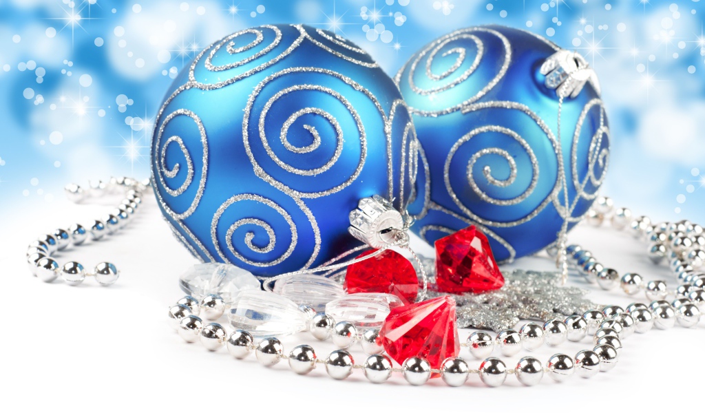 Красивые большие елочные шары с бусами 