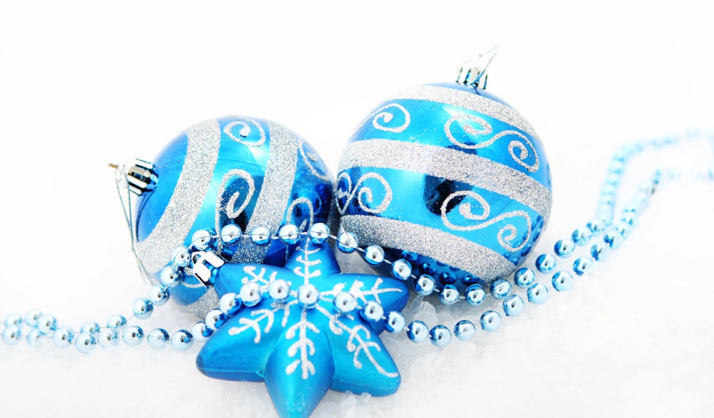 Красивые голубые елочные шарики со звездой и бусами на белом фоне