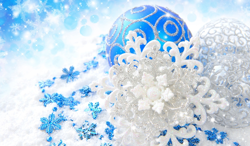 Красивые голубые шарики и блестящие снежинки украшения на новый год