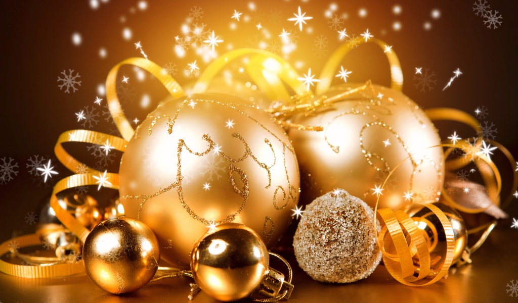 Красивые яркие золотые шары с лентами на Новый год 2019