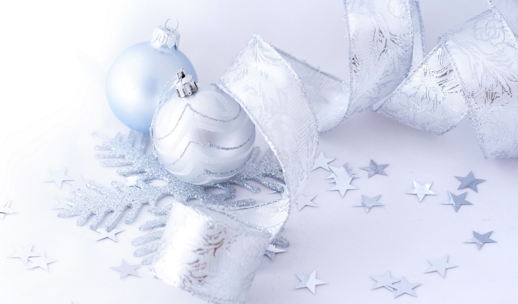 Красивые серые елочные шары с лентой на белом фоне