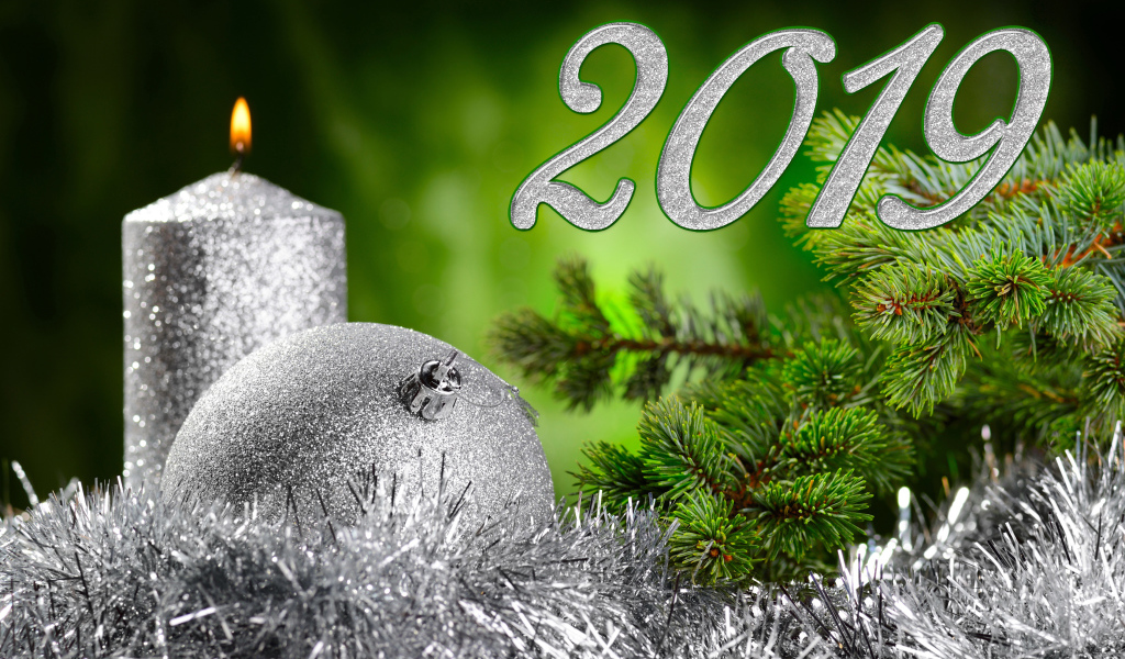 Красивый серебряный шар и свеча с еловой веткой на Новый год и Рождество 2019 