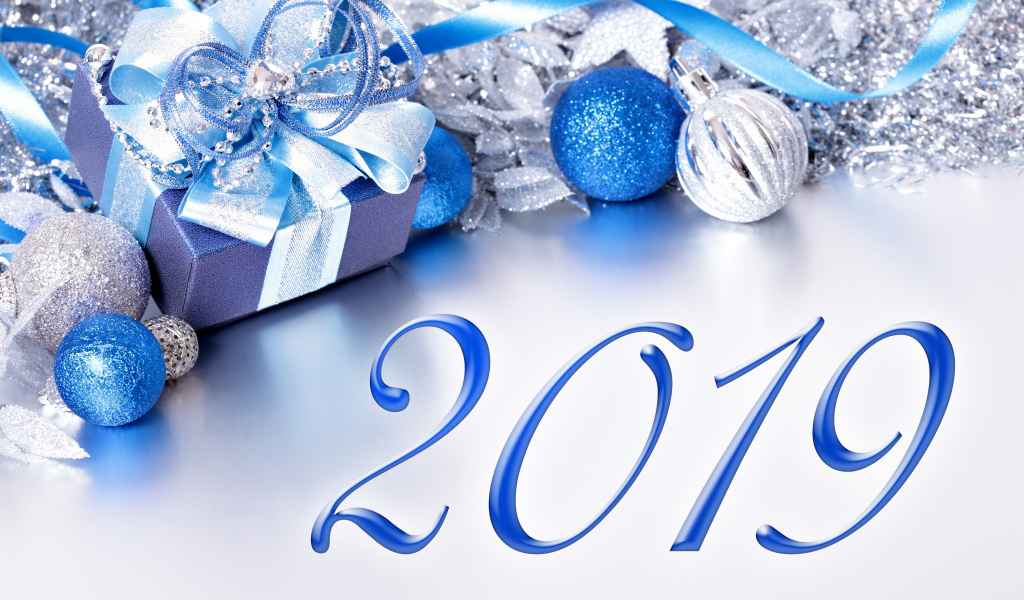 Голубые цифры 2019 на сером фоне с новогодними игрушками на Новый год свиньи 2019