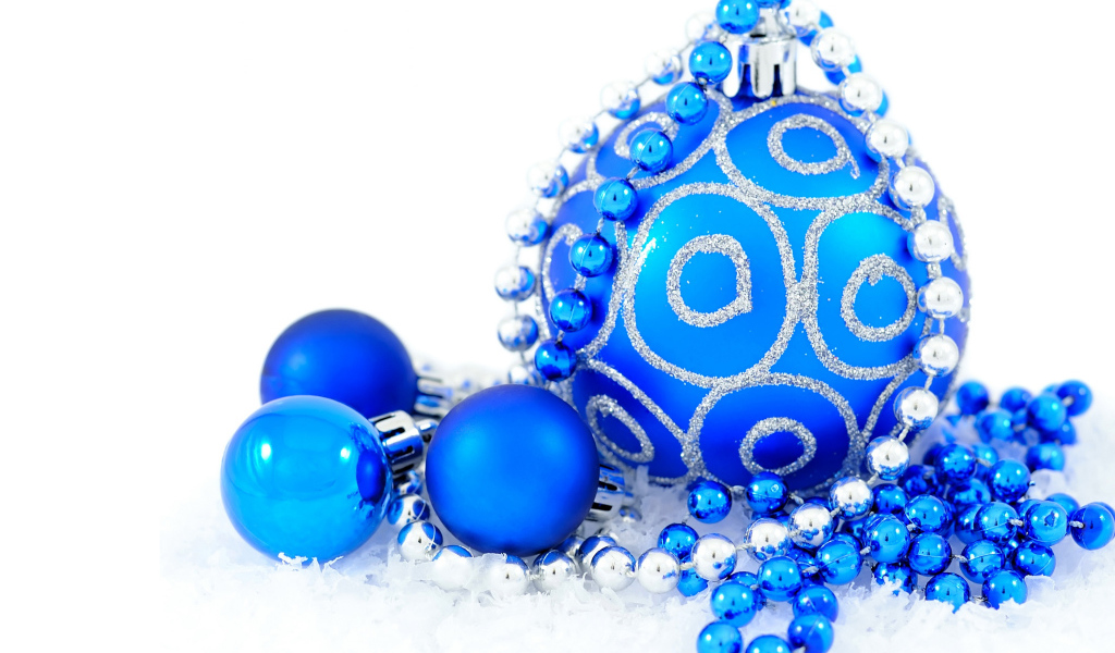 Голубые блестящие шарики с бусами на белом фоне на Новый год 