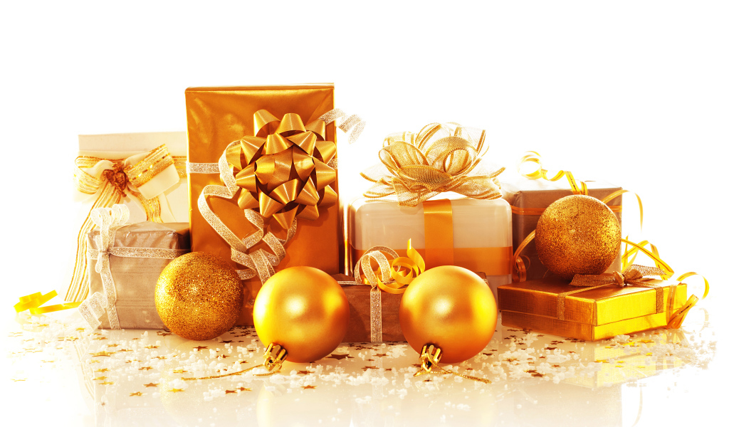 Коробки с подарками и золотыми елочными шарами на белом фоне