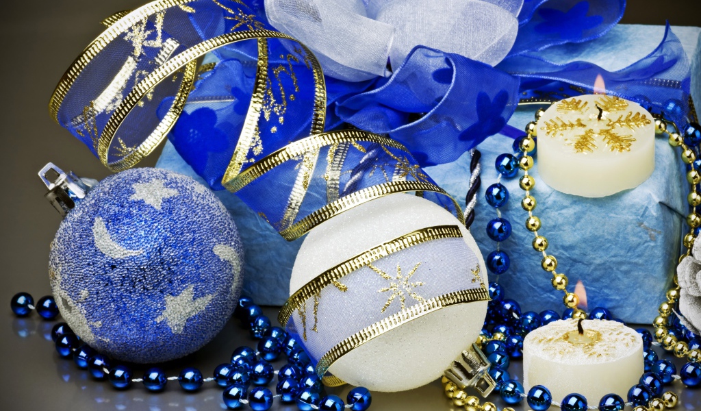 Елочные шары, подарок с лентой и свечи на Новый год 2019 