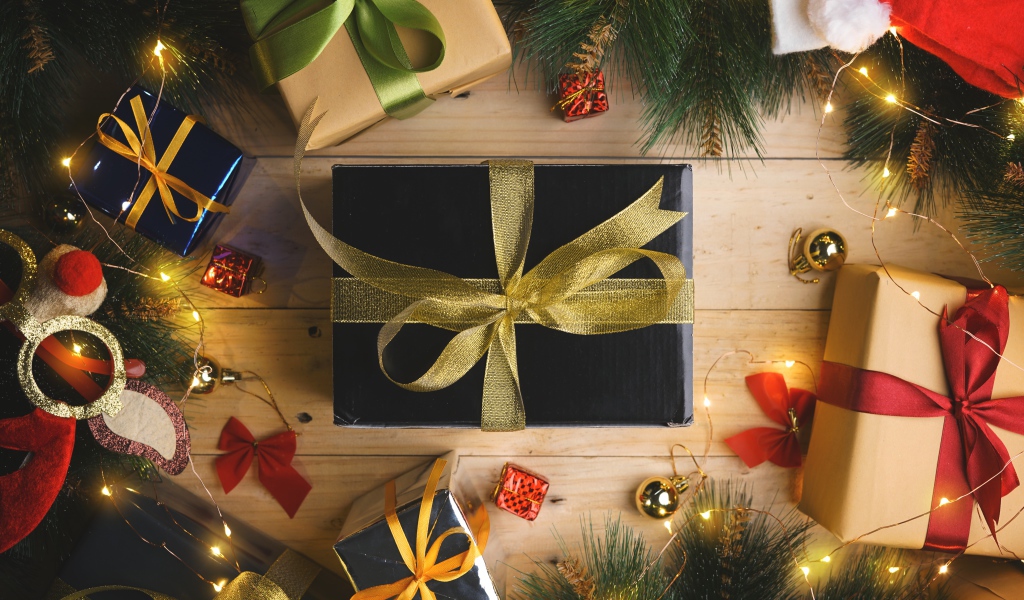 Новогодние подарки с еловыми ветками и гирляндой 