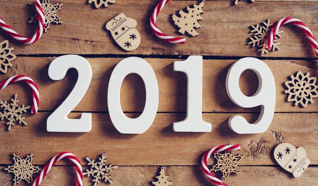 Цифры 2019 с украшениями на деревянном фоне