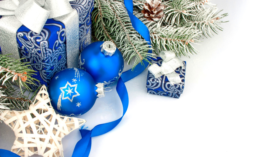 Еловая ветка, подарки и украшения на белом фоне к Новому году 2019