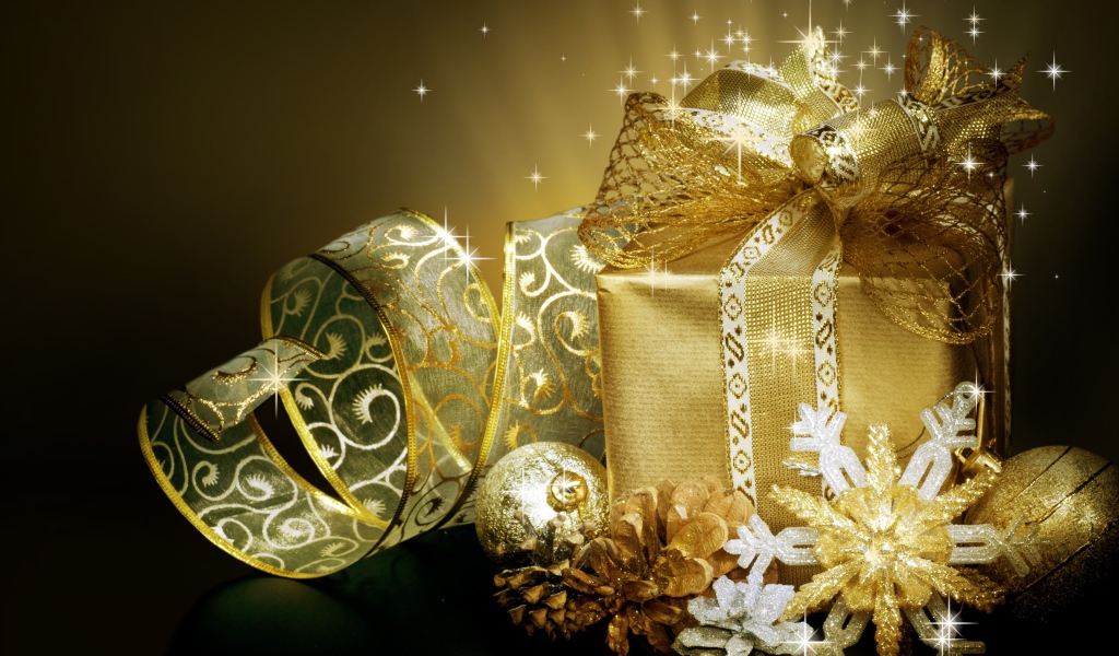Подарок и золотые шарики и шишки на Новый год 2019