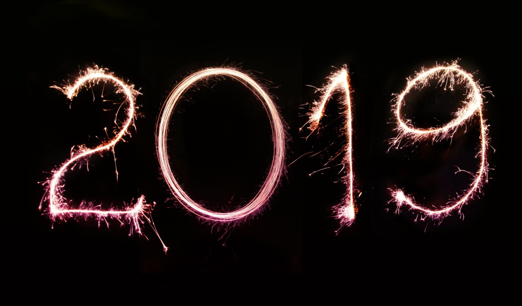 Светящиеся цифры 2019 на черном фоне на Новый год 