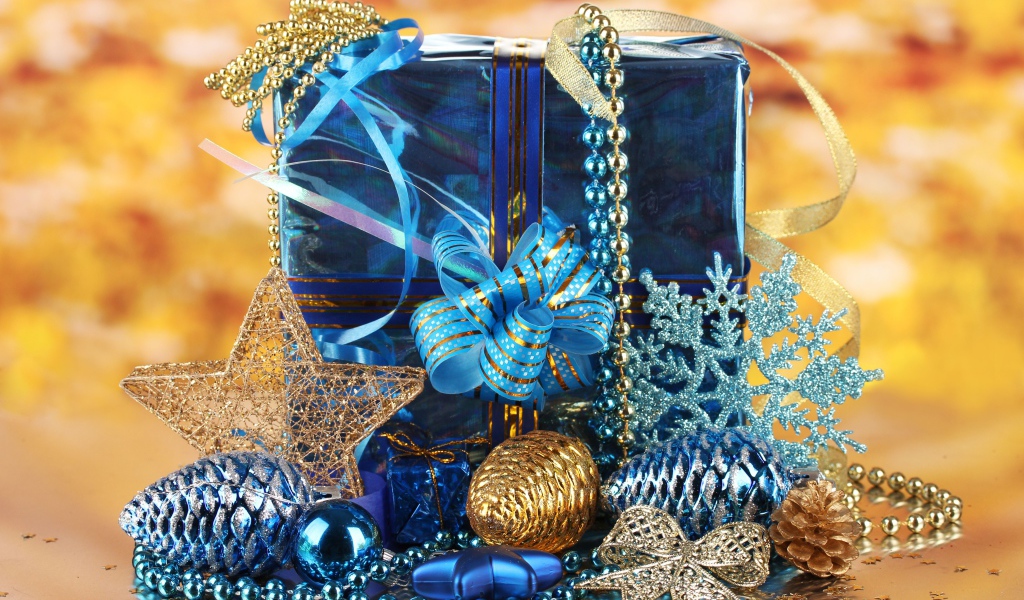 Большой подарок в голубой упаковке с украшениями на Новый год 