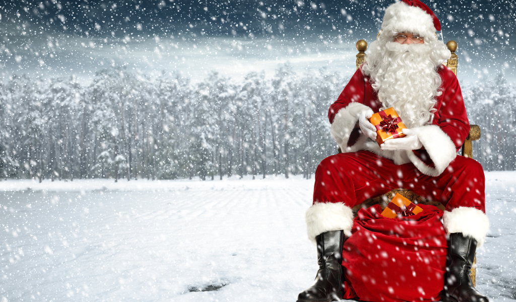 Веселый Санта Клаус сидит на мешке в заснеженном лесу