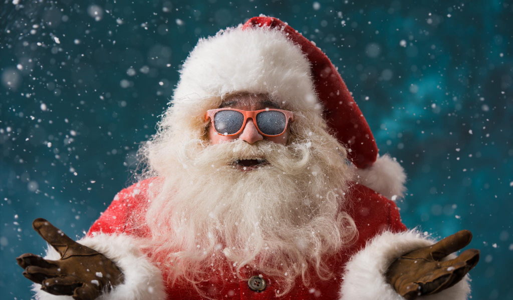 Санта Клаус в солнечных очках покрытых инеем