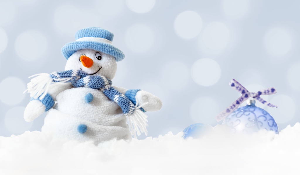 Игрушка снеговик и елочная игрушка на снегу 