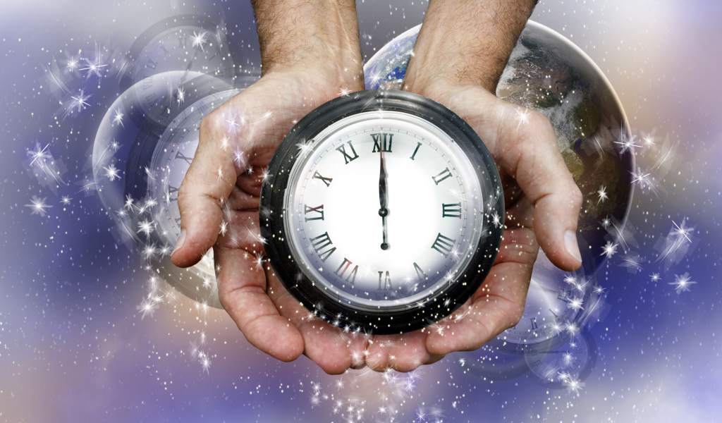 Часы с руках у мужчины показывают двенадцать ночи 