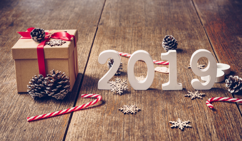 Белые цифры 2019 с подарком на деревянном полу