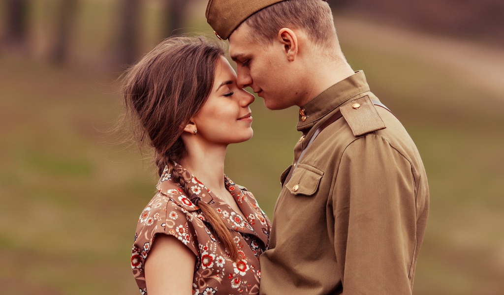 Девушка встречает солдата с войны, ретро фото 