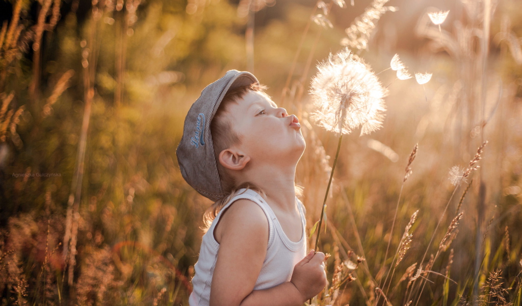 Мальчик с большим одуванчиком в руке