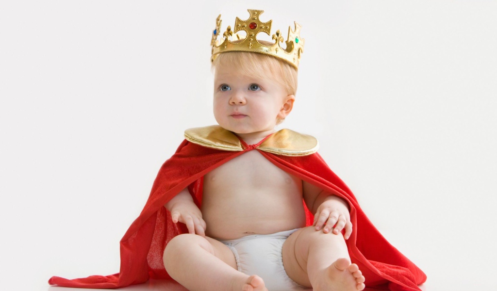 Маленький грудной ребенок в костюме принца
