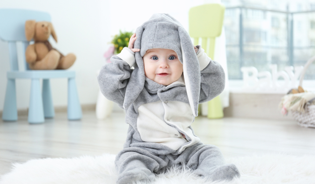 Маленький ребенок в костюме зайчика