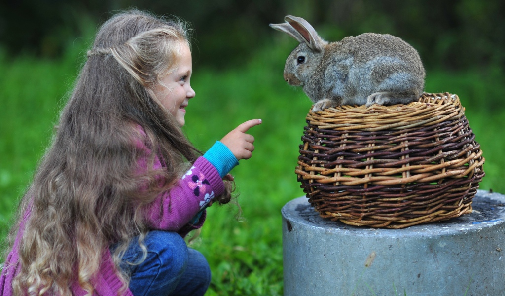 Маленькая длинноволосая девочка с кроликом