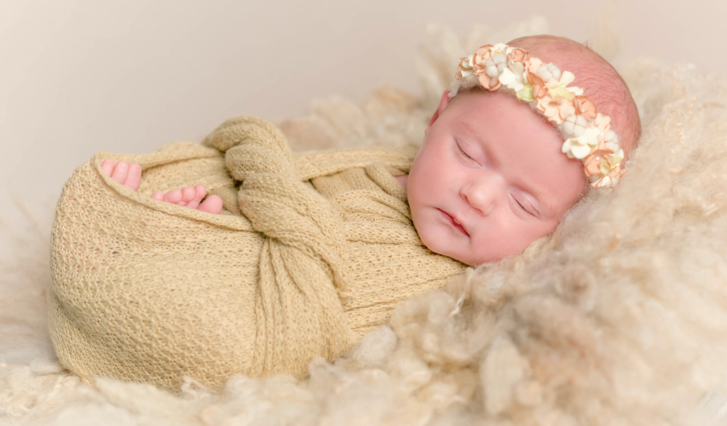 Спящий младенец с венком на голове