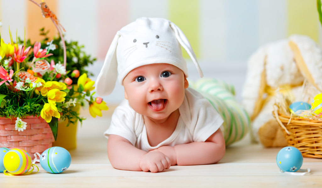 Маленький ребенок с корзиной цветов и пасхальными яйцами