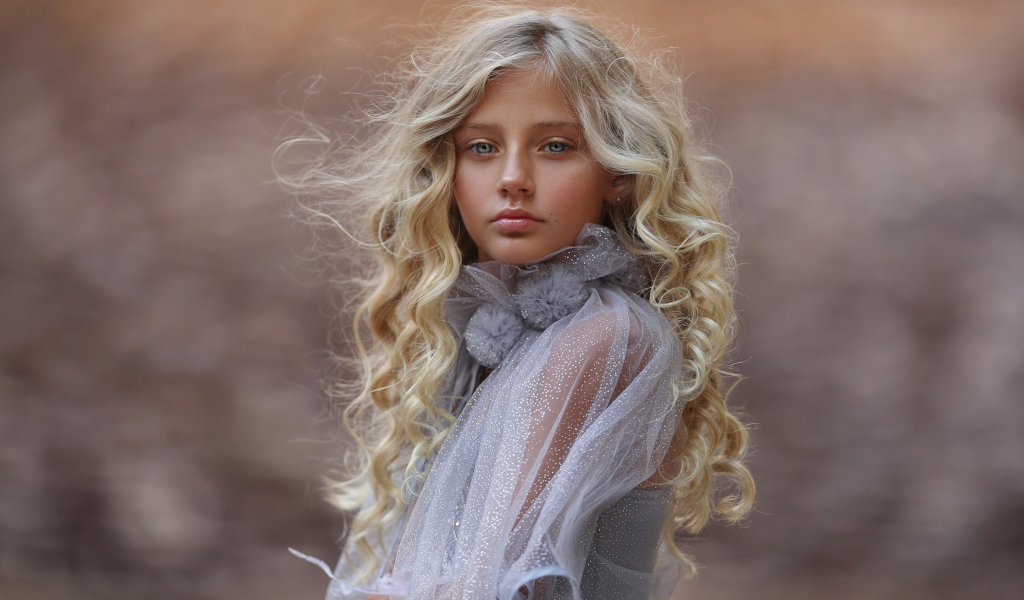 Красивая светловолосая девочка с голубыми глазами 