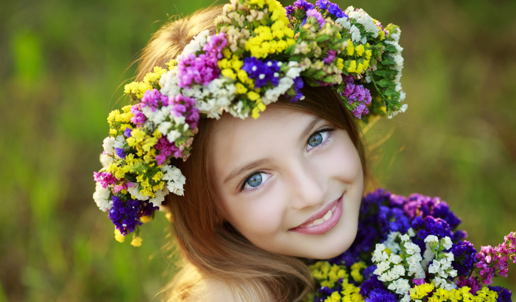 Красивая голубоглазая девочка с венком на голове