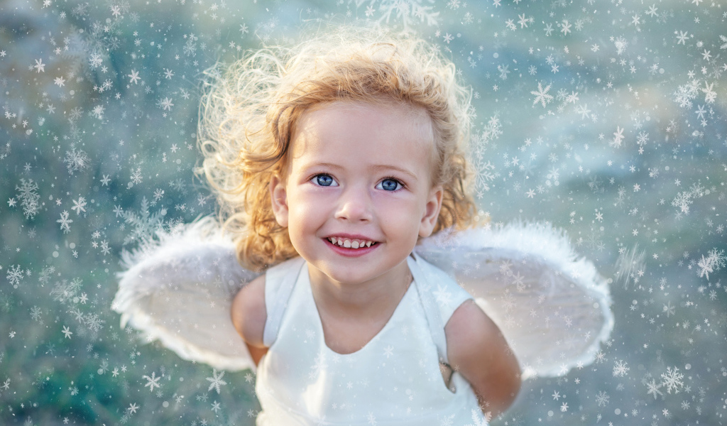 Красивая голубоглазая девочка с крыльями ангела