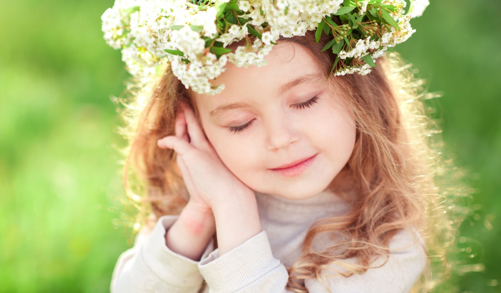 Красивая девочка с венком на голове