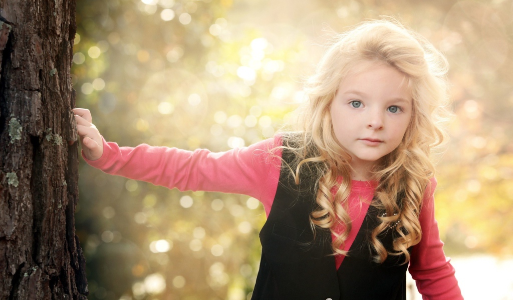 Красивая девочка с белыми кудрями