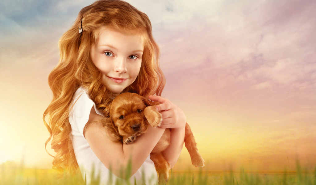 Красивая рыжеволосая девочка со щенком