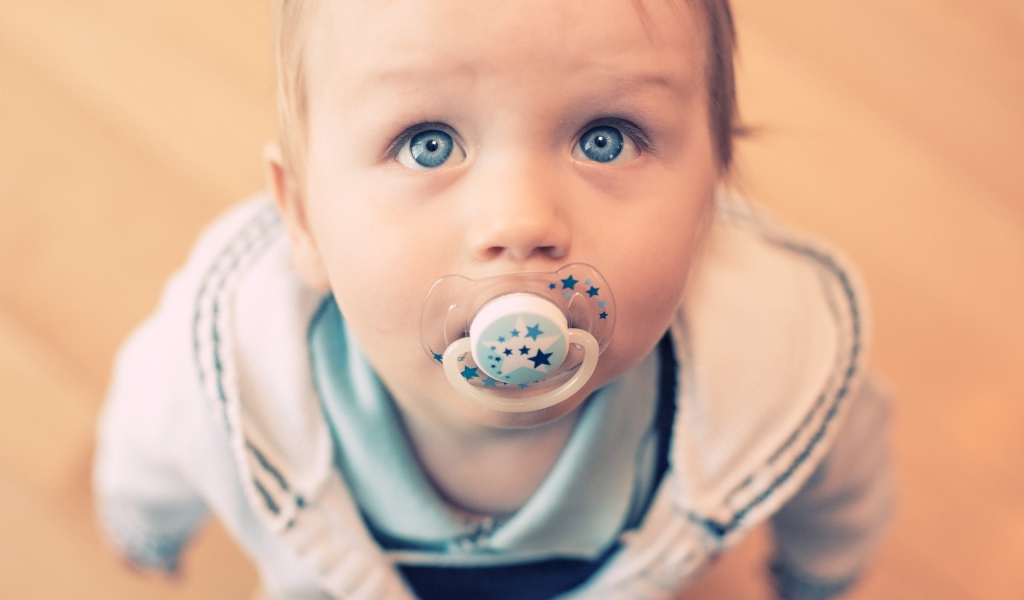 Голубоглазый маленький мальчик с пустышкой