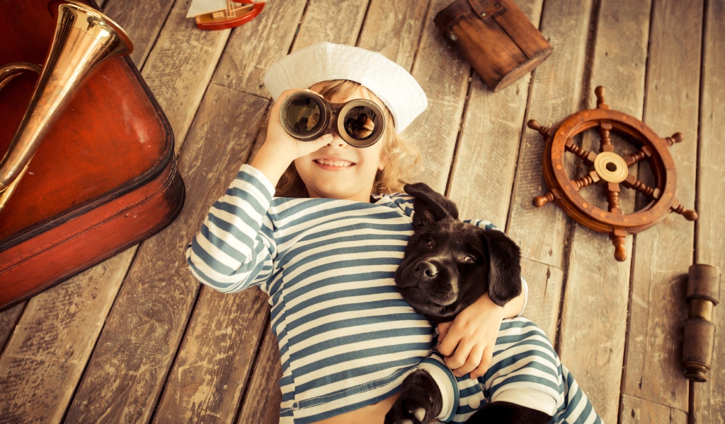 Мальчик с собакой играют в матросов