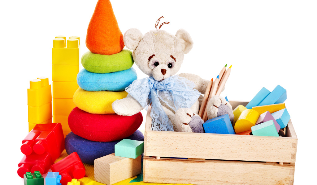 Детские игрушки на белом фоне