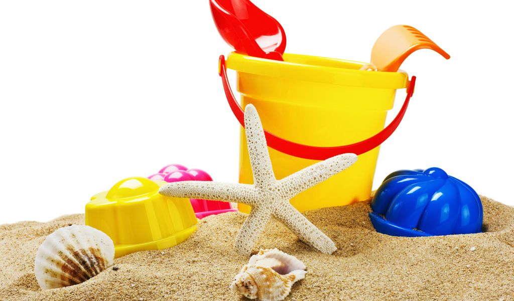 Детские игрушки с ракушками на песке