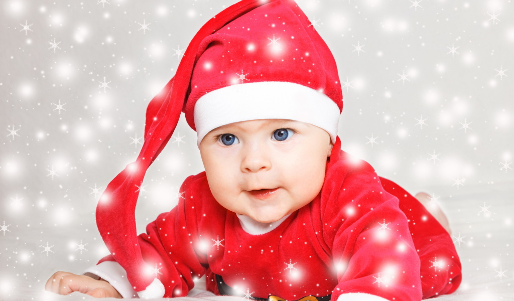 Милый голубоглазый ребенок в красном новогоднем костюме