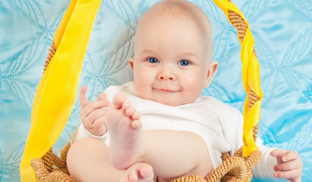 Милый голубоглазый младенец на кровати