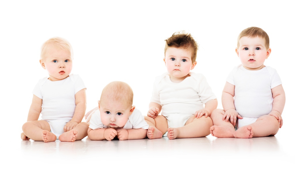 Четыре маленьких мальчика на белом фоне