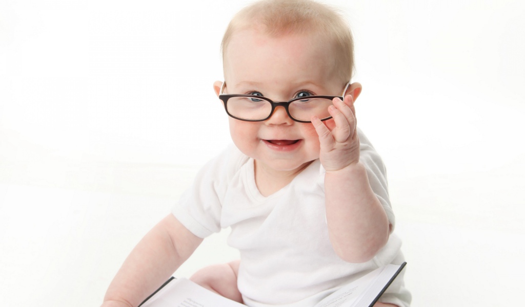 Забавный малыш в очках на белом фоне