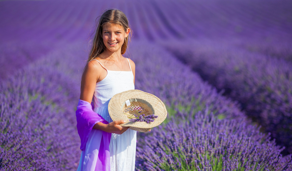 Девочка с белом сарафане на лавандовом поле